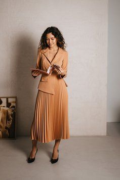 Коричневое платье с плиссированной юбкой